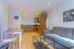 One bedroom apartment with underground gated parking in the heart of The Lace Market - Photo 3