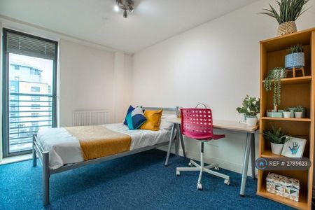 4 bedroom flat to rent - Photo 4