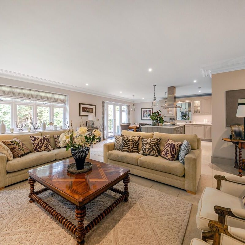A modern apartment located in the charming area of Sunninghill, positioned in a secure, gated location with underground parking. - Photo 1