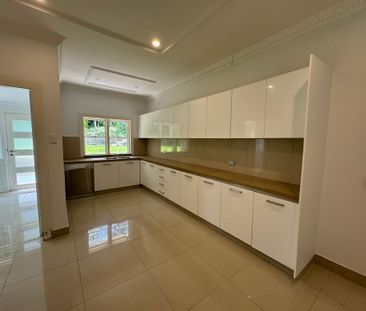 LARGE FAMILY HOME OPPOSITE PARK! - Photo 3