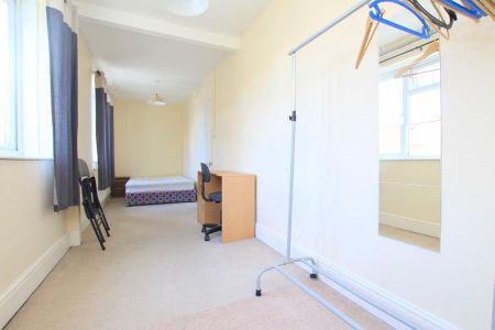 5 bedroom semi-detached house to rent - Photo 4