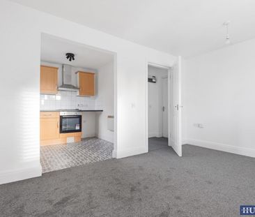 2 bedroom Flat To Let - Photo 2