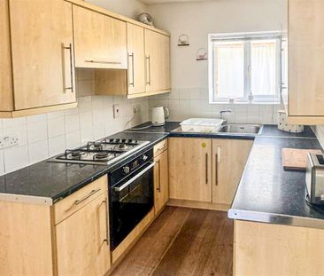 3 bed House - Mid Terrace To Let - Photo 4