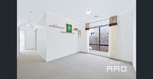 Beautiful 4-Bedroom Home in Aintree - Photo 1