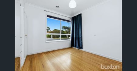 Sun-Filled 3 Bedroom Family Living in a Parkside Cul-de-Sac - Photo 4