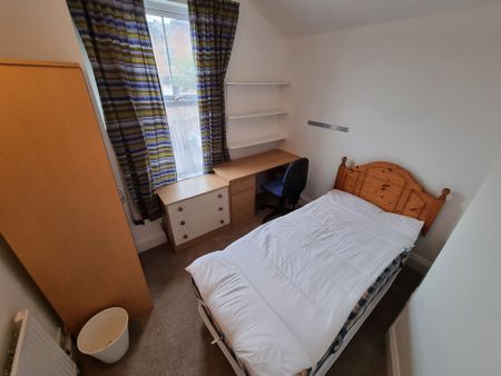 5 Bed Student Accommodation - Photo 3