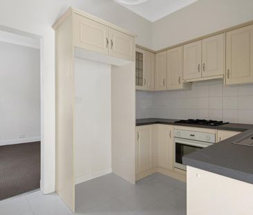 Low maintenance, centrally located, well-presented home - Photo 6