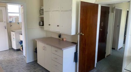 Three bedroom home - West side! - Photo 5