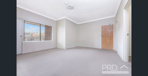 CHARMING ONE-BEDROOM UNIT - Photo 1