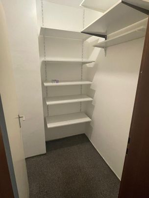 Modernisierte 2,5-Zimmer-Wohnung mit Balkon, neuem Bad undLaminat - Photo 1