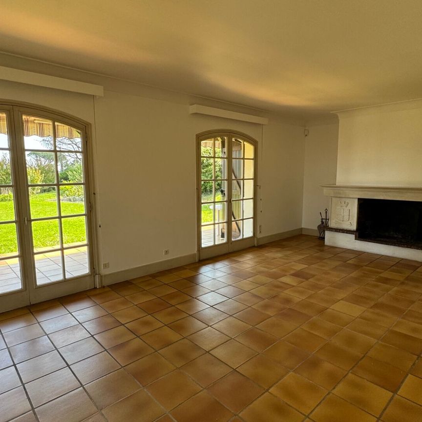 MORLAAS Belle Demeure de 200m² hab/8 pièces/sous-sol total/Climatisation/1400m² de terrain, - Photo 1