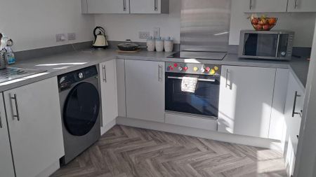 1 bedroom in a house share to rent - Photo 2