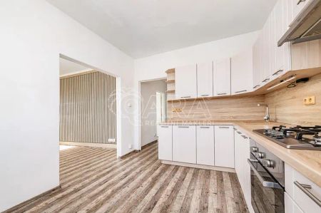 Pronájem slunného 2+1 v širším centru s krásným výhledem - Photo 4