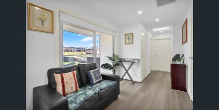 Modern 5-bedroom townhouse with solar-powered living. - Photo 3