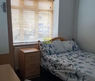 8 bedroom terraced house to rent - Photo 1