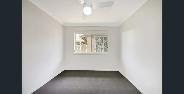 Modern 3 Bedroom Home - Photo 1