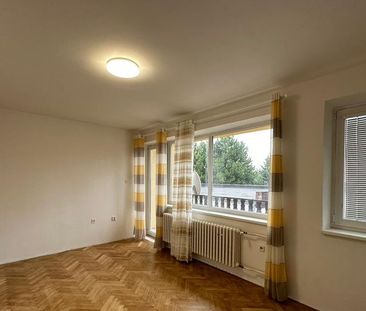 Zariadená izba s balkónom vo Vrakuni pre muža - Fotografia 3