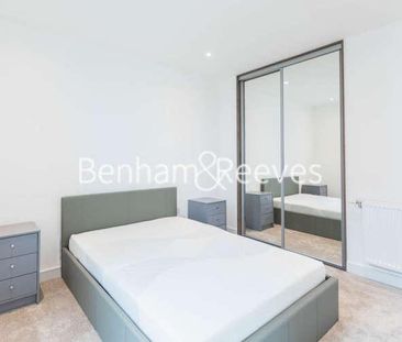 Greenleaf Walk, Southall, UB1 - Photo 1