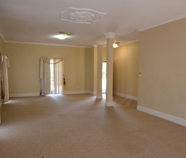 Large Four Bedroom, Two Bathroom Family Home! - Photo 1