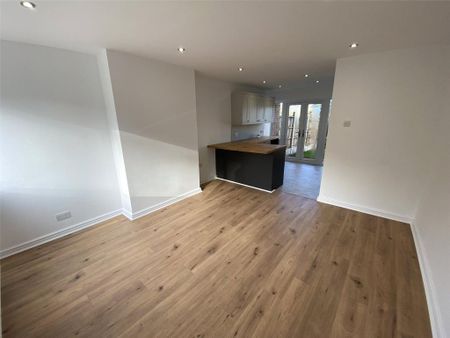 3 bedroom semi-detached house to rent - Photo 2