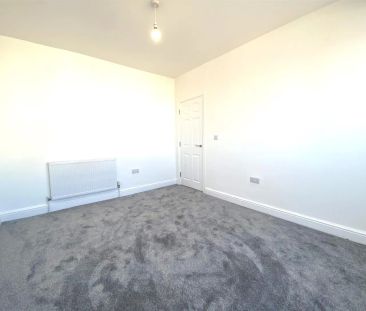 5 bed terraced house to rent in Wakemans Hill Avenue, London, NW9 - Photo 2