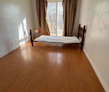 For Lease - 74 glendower Circuit Unit# LOWER, Toronto, Ontario - Photo 1