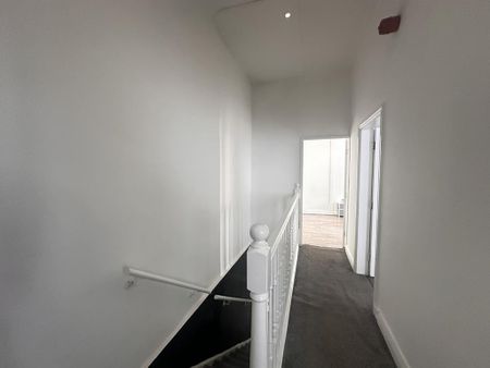 3 bedroom flat to rent - Photo 3