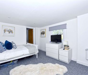 A spacious two bedroom apartment set over two floors and only 0.2 m... - Photo 3