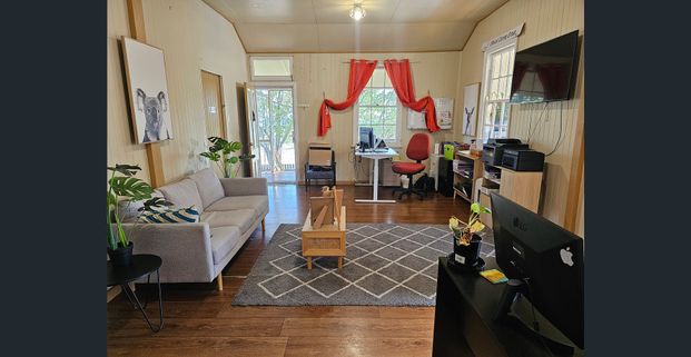 3 BED HIGHSET 50M FROM LAIDLEY'S MAIN ST - Photo 1