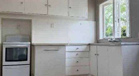 Charming 2 Bedroom Home in Central Papakura - Photo 2