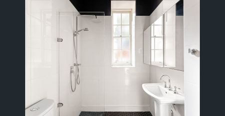 Recently Renovated Art Deco One-Bedroom Apartment - Photo 5