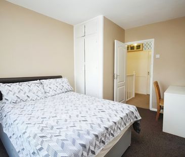 Terraced House to rent - Holburne Road, London, SE3 - Photo 2