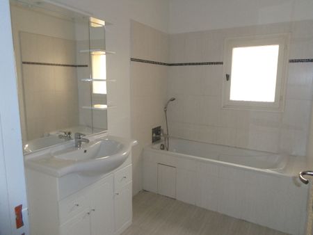 Location Appartement 4 pièces 75m² DRAGUIGNAN 83300 - Photo 2