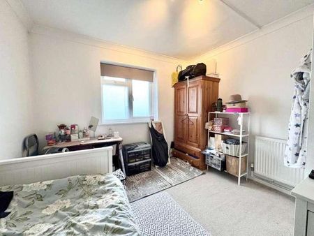 The Parade, Frimley, Camberley, Surrey, GU16 - Photo 5