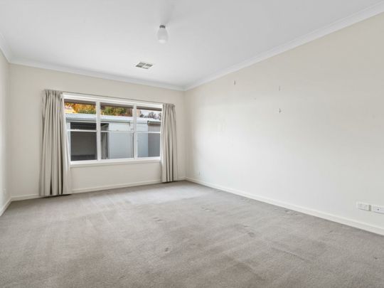 Your 5 Bedroom luxury home awaits in a prestigious location, ready to move in - Photo 1