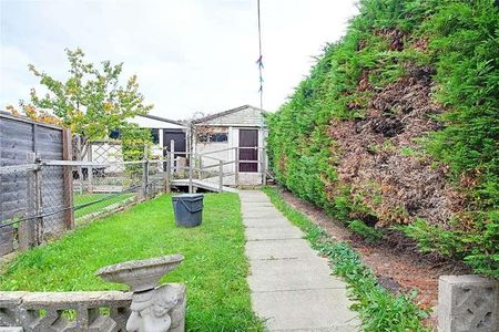 Mapleton Crescent, Enfield, EN3 - Photo 5