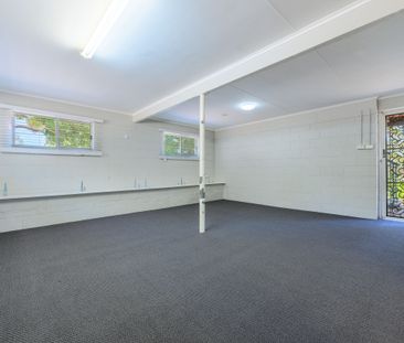 SPACIOUS 5 BEDROOM HOME IN PRIME LOCATION - Photo 1