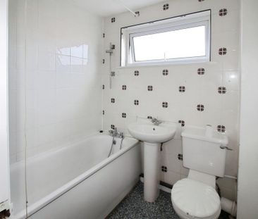 3 bedroom end of terrace house to rent - Photo 3