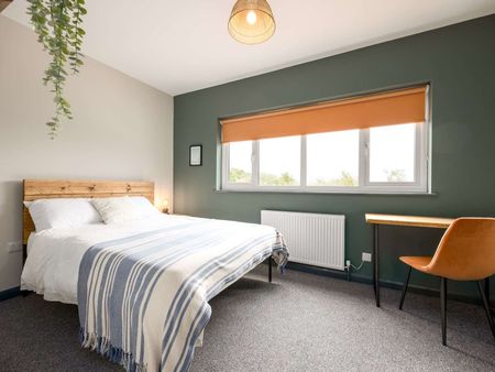OX Living is proud to present this high-quality 8-bedroom co-living property, perfect for working professionals looking for stylish, stress-free living. - Photo 2