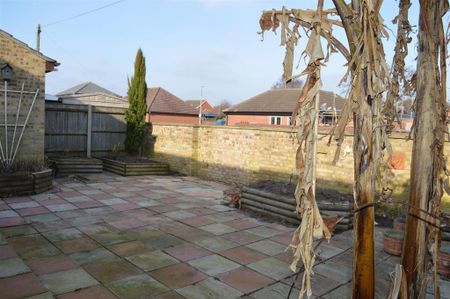 2 bedroom semi-detached bungalow to rent - Photo 2