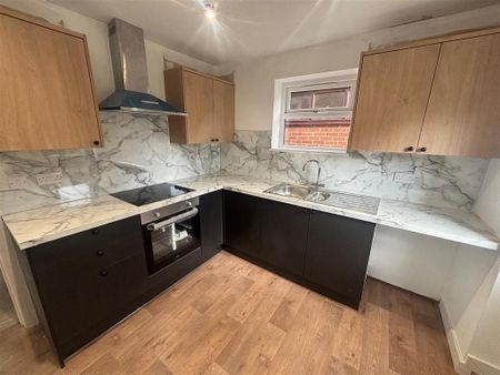 3 bedroom semi-detached house to rent - Photo 3
