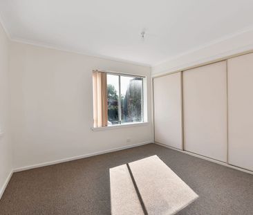 CHARMING ONE- BEDROOM RETEAT IN BRUNSWICK WEST - Photo 3