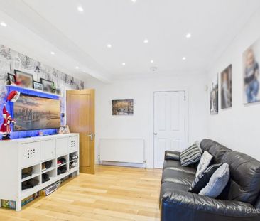 3 bedroom end of terrace house to rent - Photo 3