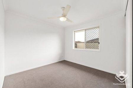 Freshly painted and carpeted - Family home in quiet location - Photo 3