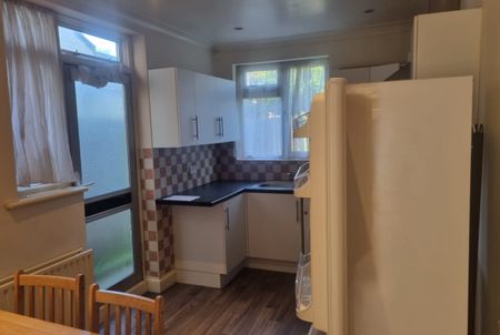 A luxury house Available at Burnley Road NW10 1EH London UK - Photo 3