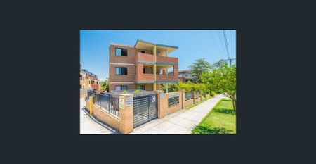 Spacious unit with huge back yard! - Photo 4