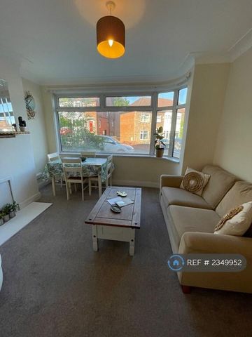 4 bedroom semi-detached house to rent - Photo 2