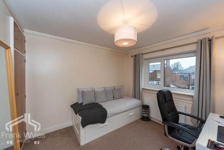 3 bedroom end of terrace house to rent - Photo 5