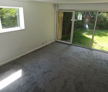 Chalfont Court, West Park, LS16 - Photo 4