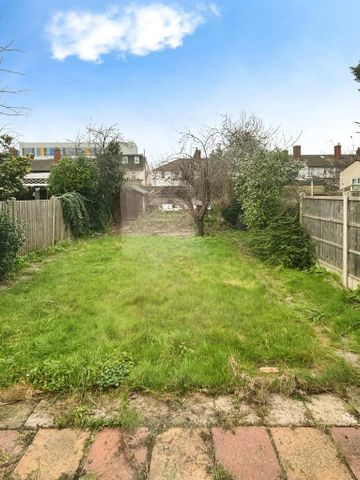 4 bedroom semi-detached house to rent - Photo 5